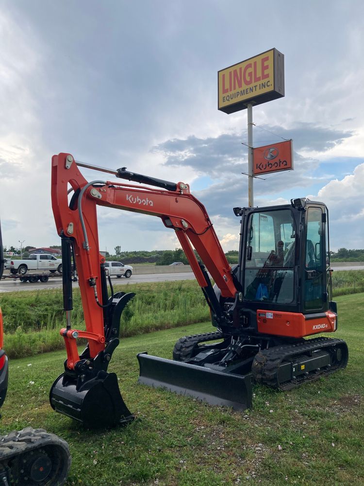 NEW KUBOTA KX040-5R3A EXCAVATOR A/C AND HEAT CAB HYUDRAULIC THUMB QUICK COUPLER 24″ Q.A. TRENCHING BUCKET. STOCK# 10215 IN STOCK